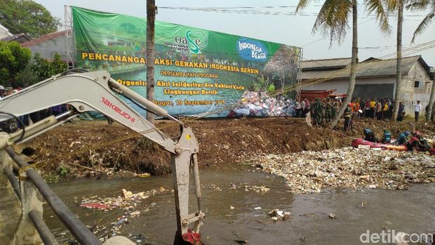 Alat berat disiapkan untuk mengangkut sampah