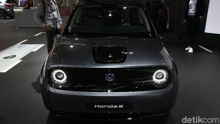 Honda memamerkan mobil listrik Honda e di Frankfurt Motor Show, September 2019.