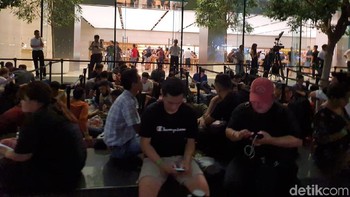 Sejak siang satu per satu calon pembeli terus mengisi pagar antrean. (Adi Fida Rahman/detikcom)