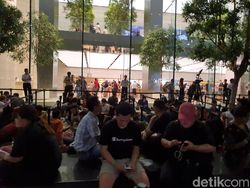 Rela Begadang Demi iPhone 11 di Singapura