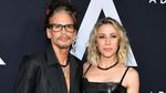 Jangan Iri! Steven Tyler Cium Pacarnya yang 41 Tahun Lebih Muda