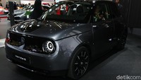 Berkat penggunaan kamera sebagai pengganti spion, desainer mobil bisa menciptakan koneksi yang mulus antara layar kaca depan dan pilar A. 