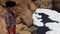 Tentu saja air sungai pun menimbulkan bau tak sedap.