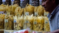 Banyak pasar tradisional di China, yang masih menjual sirip ikan hiu ini dengan bebas. Ditaruh di dalam wadah being, sirip ikan hiu yang sudah dikeringkan ini memiliki harga yang berbeda-beda. Foto: Istimewa
