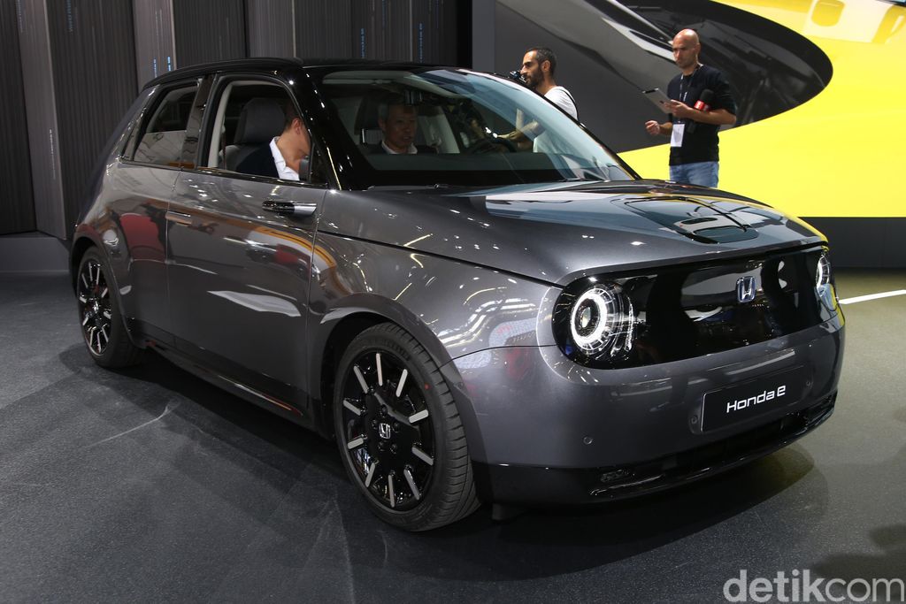 Honda memamerkan mobil listrik Honda e di Frankfurt Motor Show, September 2019.