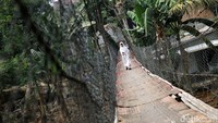 Kondisi jembatan ini memprihatinkan.