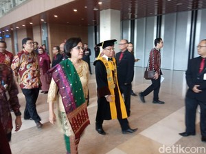 Pakai Kain Songket, Sri Mulyani Wisuda 4.436 Mahasiswa STAN