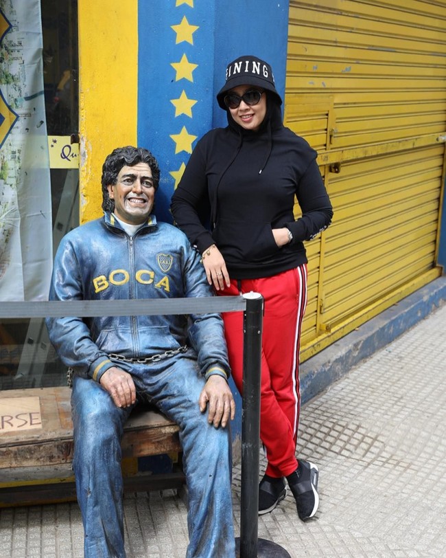 Liburan ke luar negeri, Obib Nahrawi memilih busana yang lebih casual. Gaya sporty dengan jaket dan celana training serta sneakers menjadi pilihannya saat liburan ke Argentina. Foto: Instagram @obib_nahrawi