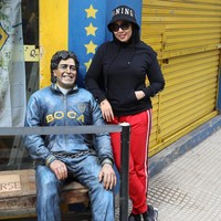 Liburan ke luar negeri, Obib Nahrawi memilih busana yang lebih casual. Gaya sporty dengan jaket dan celana training serta sneakers menjadi pilihannya saat liburan ke Argentina. Foto: Instagram @obib_nahrawi