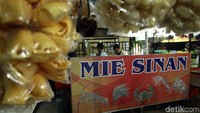 Di salah satu rumah makan yang berada di Kota Sinabang ini makanan khas dari Tanah Rencong, yaitu mie aceh dipadukan dengan beragam hasil tangkapan laut, seperti udang, kepiting, hingga lobster.