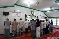 Jamaah melakukan ibadah salat Zuhur di Masjid An-Nur (Afif Farhan/detikcom)