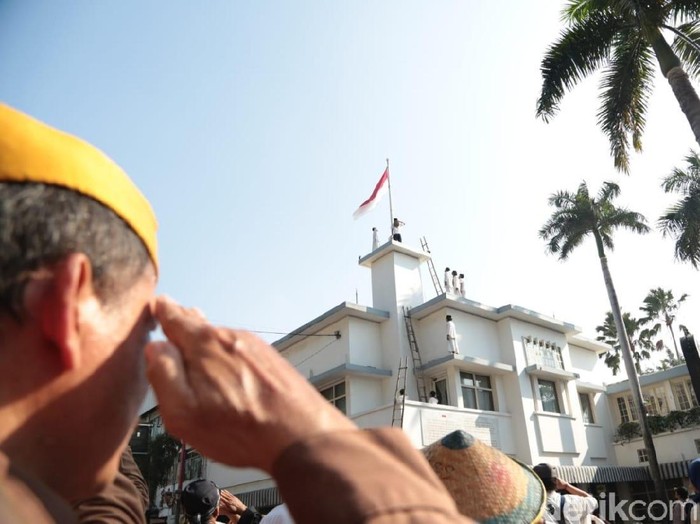Surabaya merupakan salah satu kota berdarah di era kemerdekaan. Untuk mengenang peristiwa kemerdekaan, Pemkot Surabaya menggelar acara Refleksi Perobekan Bendera Merah Putih biru.