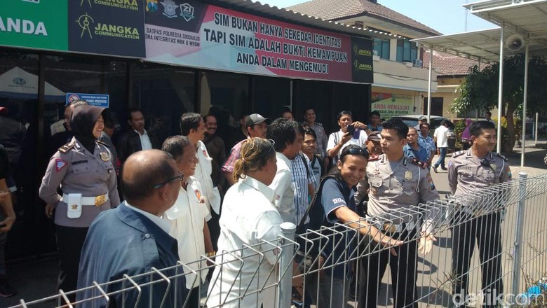 Polisi Sidoarjo Bantah Anggapan Masyarakat Soal Sulitnya Bikin SIM Polisi Sidoarjo Bantah Anggapan Masyarakat Soal Sulitnya Bikin SIM