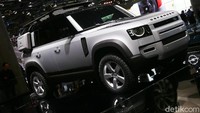 New Defender memiliki sistem penggerak 4 roda permanen, girboks otomatis, dengan daya angkut maksimal 3.720 kg. Atapnya bisa menampung beban sampai 300 kg.