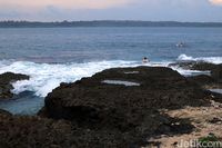 Pulau ini dikenal akan ombaknya (Randy/detikcom)