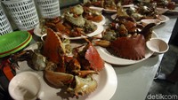 Beragam hasil tangkapan laut seperti kepiting hingga lobster yang turut disajikan bersama mie Aceh membuat para pengunjung makin tak sabar untuk mencicipinya.