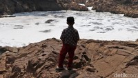 Seorang anak tengah beraktivitas di sekitar Sungai Nanjung, Desa Lagadar, Kecamatan Margaasih, Kabupaten Bandung, Jawa Barat, Kamis (19/9/2019).