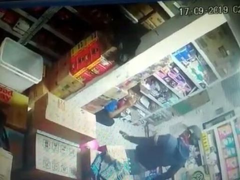 Perampok Bersenpi Embat Duit Puluhan Juta di Minimarket Cirebon