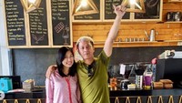 Ini momen Aida dan Delon kala mampir ke sebuah kafe kekinian. Mereka tak lupa mengabadikan momen di depan barnya. Foto: Instagram @aimutz
