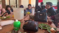 Ketika Lebaran,Imam dan keluarga mampir ke warung Krawu Gresik. Di sini ia menyantap nasi krawu dengan sambal terasi, daging empal suwir dan pepes telur ikan. Foto: instagram Imam Nahrawi