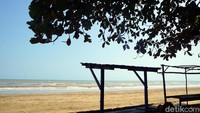 Banyak gazebo yang bisa traveler pakai buat duduk-duduk. Santai sejenak di pantai ini damai sekali. (Wahyu Setyo/detikcom)
