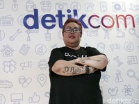 Kenalan Lebih Dekat dengan Bude Sumiyati yang Kocak