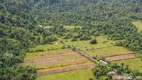 Tim Tapal Batas detikcom berkesempatan menjajal mulusnya jalan dari Kota Sinabang hingga ke Simeulue Barat melalui jalur darat.