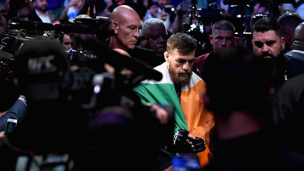 Conor McGregor selalu membawa bendera Republik Irlandia pada pertarungannya di UFC. (