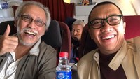 Bertemu Iwan Fals di pesawat, Imam malah asyik berfoto sambil memegang sebotol air mineral. Senyum keduanya menggambarkan keakraban. Foto: instagram Imam Nahrawi