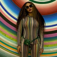 Mencuri perhatian setelah ditampilkan di pekan mode, sederet selebriti dunia pun memakai tas Jacquemus yang hadir dalam berbagai warna ini. Salah satunya penyanyi Beyonce. Saat mengunggah foto hasil jepretan Blue Ivy, Beyonce terlihat memakai tas Jacquemus mini berwarna hijau. Foto: Instagram