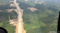 Tampak pula pengerjaan jalan tol Balikpapan-Samarinda yang berlokasi di Samboja.