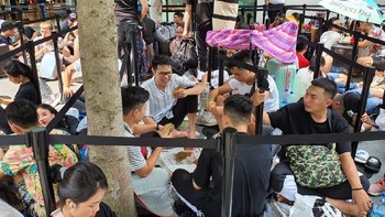 Ada yang melindungi diri menggunakan payung. Foto: detikINET/Adi Fida Rahman