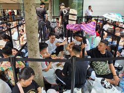 Panas Terik Tak Halangi Apple Fanboy Antre iPhone 11