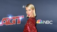 Julianne bahkan tak segan memamerkan kaki nya itu. Frazer Harrison/Getty Images