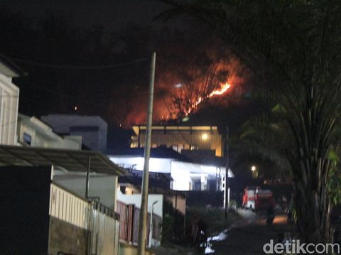 Kebakaran Lahan Nyaris Merembet ke Permukiman Warga di Cimahi