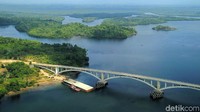 Tampak jembatan Pulau Balang membelah Teluk Balikpapan. Jembatan ini akan menghubungkan Balikpapan dengan Kabupaten Penajam Paser Utara, yang terpisah oleh Teluk Balikpapan.