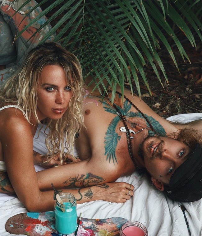 Sally sendiri mengaku bahwa foto-foto seksinya bukan bermaksud untuk konten sensual. Sally yang memiliki jiwa seniman itu merasa bahwa foto-foto yang dipajang di Instagram adalah sebuah seni.  Foto: Instagram @sallymustang