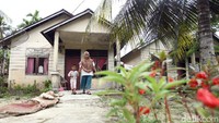 Kondisi tempat tinggal Linda yang berada di salah satu pulau terluar di Indonesia membuat akses untuk melakukan transaksi perbankan menjadi terbatas karena tidak ada bank terdekat. Meski begitu, melalui komitmen Bank BRI untuk memberikan layanan yang maksimal dan menyeluruh kepada seluruh nasabahnya, keberadaan agen BRILink pun menjadi salah satu tumpuan.