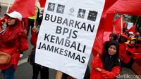 Salah satu poster yang dibawa oleh massa tersebut bertuliskan Bubarkan BPJS Kembali JAMKESMAS.
