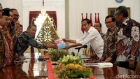 Penyerahan dilakukan langsung oleh Ketua kepada Presiden Jokowi di Istana Negara, Jakarta Pusat.