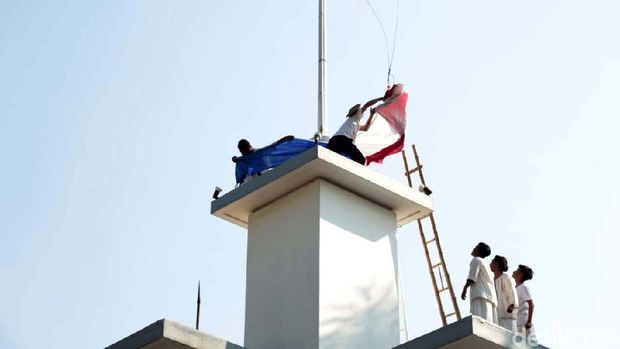 Pemkot Surabaya menggelar acara refleksi perobekan bendera Belanda di Hotel Majapahit, Surabaya, Kamis (19/9). Begini momennya.