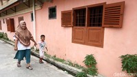 Linda pun bersyukur sebab dana PKH tersebut sangat bermanfaat bagi keluarga dan anak-anaknya.