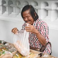 Karena Buta Roti Dagangan Nenek Ini Selalu Dicuri Orang