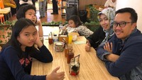 Malam mingguan bersama keluarga jadi pilihan Imam. Ia dan keluarganya memilih makan di restoran. Wah tapi yang datang baru minumannya saja nih.  Foto: instagram Imam Nahrawi