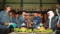 Saat acara ulang tahun IPNU di Tegal, Imam hadir sekaligus memotong nasi tumpeng. Di depannya sudah ada dua tampah nasi tumpeng kuning berlauk komplit.  Foto: instagram Imam Nahrawi