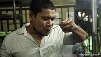 Tak melulu harus dipadukan dengan seafood, di rumah makan tersebut para pengunjung dapat memesan mie Aceh polos dengan harga Rp 12 ribu per porsi.