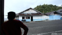 Pemilihan kayu untuk membangun rumah bukan tanpa alasan. Bangunan rumah yang menggunakan kayu ini disebut elastis dan lentur karena dapat mengikuti gelombang gempa sehingga mampu menimalisir kerusakan bangunan.