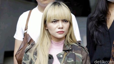 Ekspresi Sangar Dinar Candy Usai Foto Vulgarnya Disebar