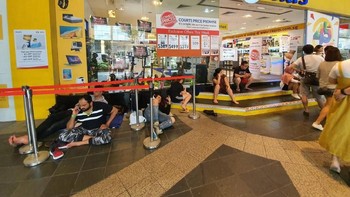 Antrean juga terlihat di toko elektronik Courts. Foto: detikINET/Adi Fida Rahman