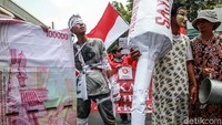 Ada pula peserta aksi yang membalutkan perban di seluruh tubuh dalam aksi teatrikal yang dilakukan di depan gedung Kementerian Kesehatan (Kemenkes) RI.
